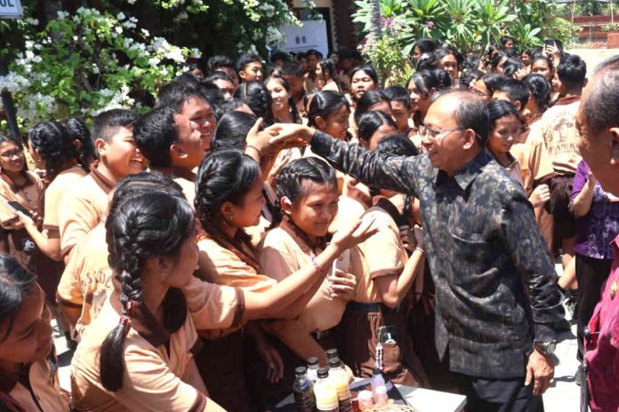 Gubernur Koster disambut antusias oleh siswa SMPN 13 Denpasar. (ist) Gubernur Koster