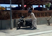 Trotoar Pantai Kuta Masih Jadi Jalan Pintas Pengendara Trotoar Pantai Kuta