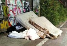 Spring Bed Bekas Dibuang di Trotoar Jimbaran, Kelian Adat dan Kaling Turun Tangan Jimbaran