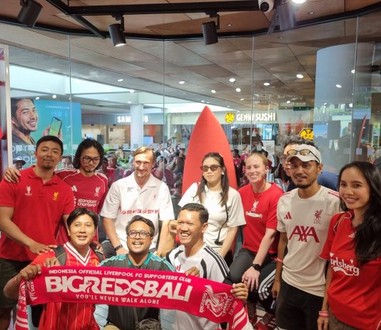 Liverpudlian Bikin Beachwalk Bergemuruh, LFC Resmi Buka Store di Bali Beachwalk
