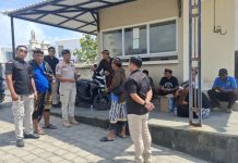 Viral WNA Jadi Instruktur Motor di Parkir Pura Geger, Legalitas Usahanya Ditelusuri Pura Geger