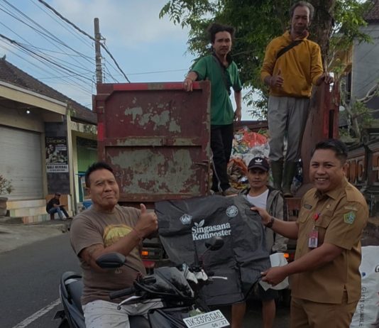 DLH Tabanan Salurkan 100 Kantong Komposter ke Warga yang Rajin Pilah Sampah Sampah