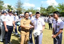 Tanamkan Budaya Tertib Lalu Lintas, Bupati Adi Arnawa Bagi-bagi Helm di SMAN 2 Abiansemal Serahkan Bantuan Helm