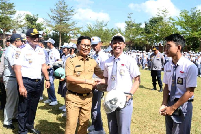 Serahkan Bantuan Helm