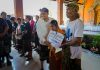 Komitmen Sapta Kriya Adi Cipta, Wabup Bagus Alit Sucipta Serahkan Ratusan Bantuan Perumahan dan Disabilitas Bagus Alit Sucipta