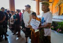 Komitmen Sapta Kriya Adi Cipta, Wabup Bagus Alit Sucipta Serahkan Ratusan Bantuan Perumahan dan Disabilitas Bagus Alit Sucipta