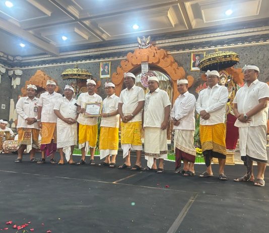 DPRD Badung Hadiri Karya Mamungkah, Ngenteg Linggih, Mupuk Padagingan, dan Padudusan Wraspati Kalpa Madya di Banjar Pande Bualu DPRD Badung