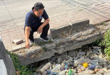 Sampah Lama Tersangkut di Drainase Seminyak, Satu Bak Moci Diangkut Tim Betoks Sampah