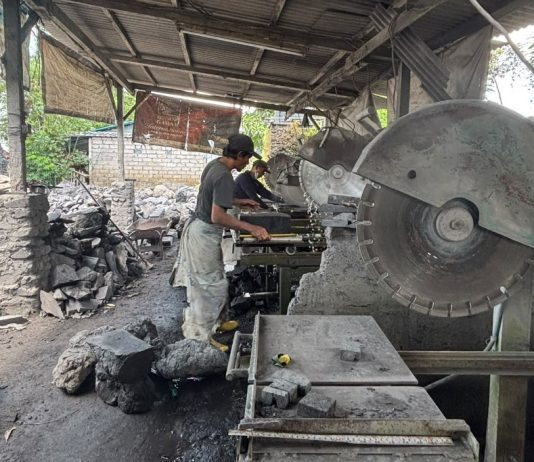 Dari Tukang Batu ke Peternak, KUR BRI Bantu Warga Bunutin Bangun Usaha Sampingan Batu alam
