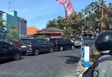 Antrean BBM Mengular di Sejumlah SPBU di Kuta dan Kuta Selatan Antrean BBM