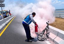 Sepeda Motor Terbakar di Jalan Tol Bali Mandara, Diduga Akibat Korsleting Motor terbakar di tol