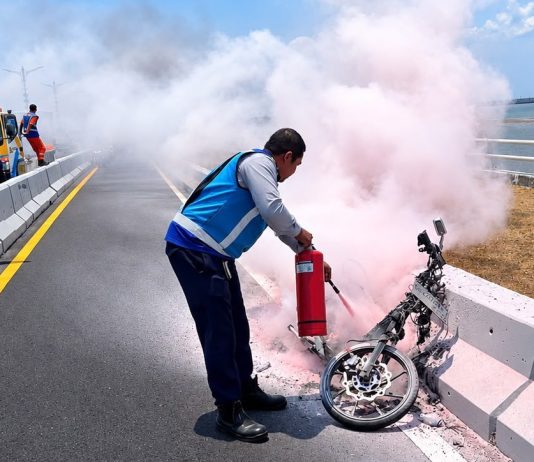 Sepeda Motor Terbakar di Jalan Tol Bali Mandara, Diduga Akibat Korsleting Motor terbakar di tol