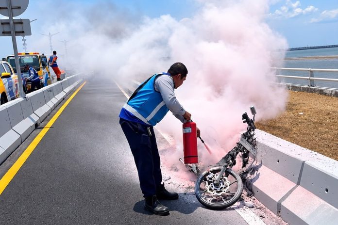 Motor terbakar di tol