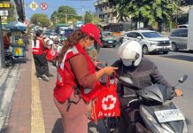 PMI Bali Berikan Layanan Kesehatan dan Bagikan Bantuan bagi Pengantre BBM Antre BBM
