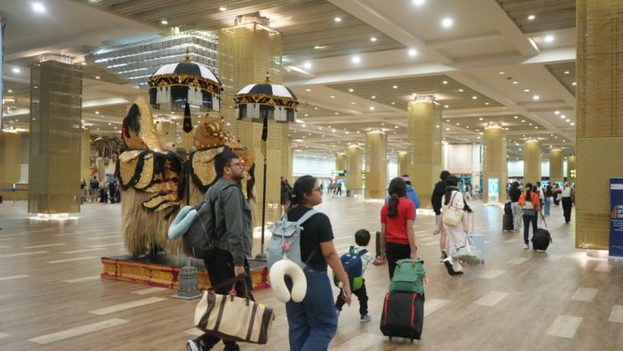 Penumpang Bandara Ngurah Rai