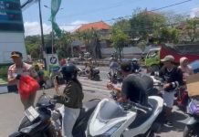 Satpol PP Badung Bagikan Air dan Kue ke Pengantre BBM Antre BBM