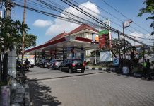 Seratus Personel TNI Diperbantukan di SPBU, Urai Antrean BBM di Bali Antrean BBM