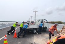 Mobil Pickup Bermuatan Semen Terguling di Jalan Tol Bali Mandara Pickup terguling
